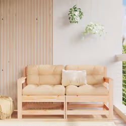 Ces chaises de jardin en bois, qui se démarquent par leur design à lattes et leurs coussins moelleux, seront un excellent sup ...