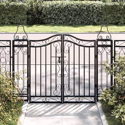 Ce portail de jardin ornemental avec des poteaux élégants constitue une entrée idéale pour la clôture autour de votre jardin  ...