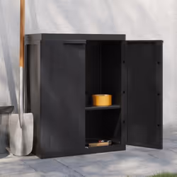 Cette armoire de rangement d'extérieur est idéale pour organiser et ranger des fournitures ménagères, des outils ou d'autres ...