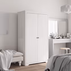 Cette garde-robe classique en bois, au design français, offre un grand espace de rangement pour garder vos vêtements, chaussu ...