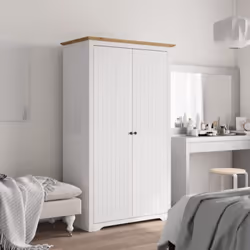 Cette garde-robe classique en bois, au design français, offre un grand espace de rangement pour garder vos vêtements, chaussu ...