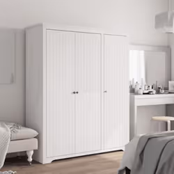 Cette garde-robe classique en bois, au design français, offre un grand espace de rangement pour garder vos vêtements, chaussu ...