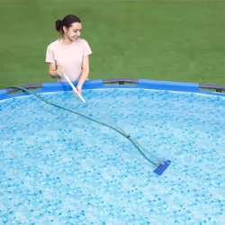 Gardez vos piscines propres et fraîches pour profiter de l'été avec un kit d'entretien hors sol Flowclear de luxe de la marqu ...