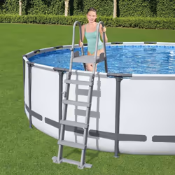 Cette échelle de sécurité de piscine à 4 marches Flowclear de la marque Bestway, conçue pour les piscines hors sol, aide les ...