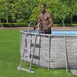 Cette échelle de piscine Flowclear de la marque Bestway à 4 marches, conçue pour les piscines hors sol, aidera les nageurs à  ...