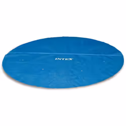 Cette couverture solaire de piscine 29024 de la marque Intex repose directement sur la surface de l’eau, à l’intérieur des bo ...