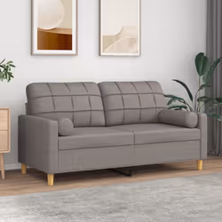 Ce canapé 2 places, qui se démarque par son design moderne et ses coussins décoratifs, sera un excellent endroit pour discute ...
