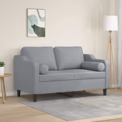 Ce canapé 2 places, qui se démarque par son design moderne et ses coussins décoratifs, sera un excellent endroit pour discute ...