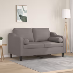 Ce canapé 2 places, qui se démarque par son design moderne et ses coussins décoratifs, sera un excellent endroit pour discute ...