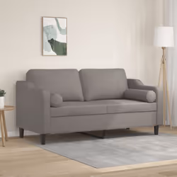 Ce canapé 2 places, qui se démarque par son design moderne et ses coussins décoratifs, sera un excellent endroit pour discute ...