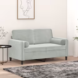 Ce canapé 2 places, qui se démarque par son design moderne et ses coussins décoratifs, sera un excellent endroit pour discute ...