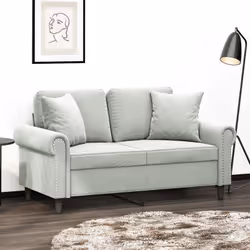 Ce canapé 2 places, qui se démarque par son design moderne et ses coussins décoratifs, sera un excellent endroit pour discute ...