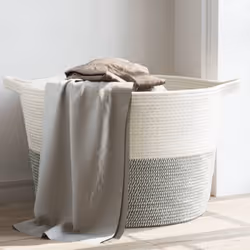 Ce panier à linge séduit par son design moderne. Il est donc non seulement pratique, mais il attire également l'attention dan ...