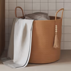 Ce panier de rangement avec pompon séduit par son design élégant. Il est donc non seulement pratique, mais il attire égalemen ...
