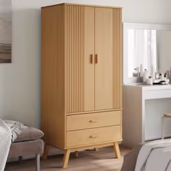 Cette armoire classique en bois, au design scandinave, offre un grand espace de rangement pour garder vos vêtements et access ...