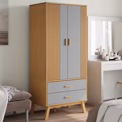 Cette armoire classique en bois, au design scandinave, offre un grand espace de rangement pour garder vos vêtements et access ...