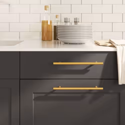 Ces poignées d'armoire, au design simple et moderne, ajouteront une touche d'élégance aux armoires de votre maison. Matériau  ...