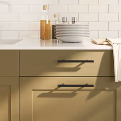 Ces poignées d'armoire, au design simple et moderne, ajouteront une touche d'élégance aux armoires de votre maison. Matériau  ...