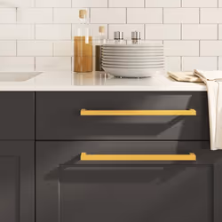 Ces poignées d'armoire, au design simple et moderne, ajouteront une touche d'élégance aux armoires de votre maison. Matériau ...