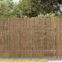 Cette clôture de jardin, d'une longueur totale de 6 m, pourrait parfaitement clôturer votre espace de jardin privé, tout en s ...