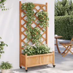 Cette jardinière en bois avec treillis et roues est un excellent choix pour les plantes grimpantes dans votre jardin, sur vot ...