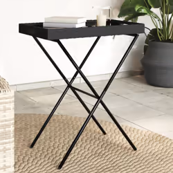 Cette table à plateau pliable classique en résine tressée, conçue avec des lignes épurées et simples, est un excellent choix  ...