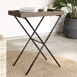 Cette table à plateau pliable classique en résine tressée, conçue avec des lignes épurées et simples, est un excellent choix ...