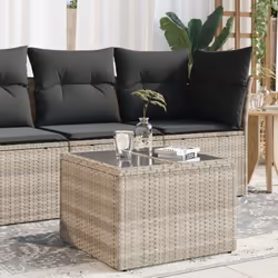 Rassemblez-vous autour de cette table de jardin pour savourer une tasse de café ou discuter avec votre famille et vos amis da ...