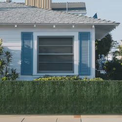 Cette clôture en gazon artificiel peut être adaptée à vos besoins, que vous souhaitiez décorer les murs ou créer un espace ex ...
