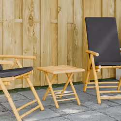 Cette table pliante en bambou est un excellent moyen d'ajouter une table supplémentaire à votre patio sans prendre de place.  ...