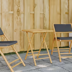 Cette table pliante en bambou est un excellent moyen d'ajouter une table supplémentaire à votre patio sans prendre de place. ...