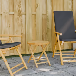 Cette table pliante en bambou est un excellent moyen d'ajouter une table supplémentaire à votre patio sans prendre de place. ...