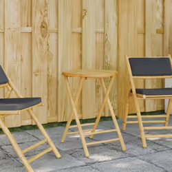 Cette table pliante en bambou est un excellent moyen d'ajouter une table supplémentaire à votre patio sans prendre de place.  ...