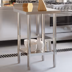 Cette table de travail de cuisine est parfaite pour la préparation et le stockage des aliments et est idéale pour une cuisine ...