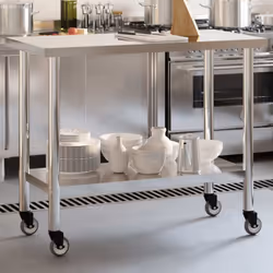 Cette table de travail de cuisine est parfaite pour la préparation et le stockage des aliments et est idéale pour une cuisine ...