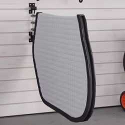 Ce porte-tapis de selle permet à vos tapis de selle de sécher plus rapidement après utilisation et est idéal pour le rangemen ...