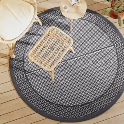 Ce tapis d’extérieur tendance est un excellent supplément décoratif à votre espace de vie extérieur ! Placez-le dans votre zo ...