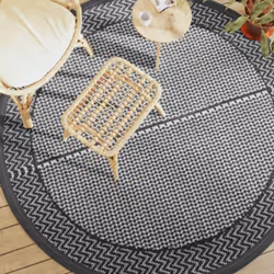 Ce tapis d’extérieur tendance est un excellent supplément décoratif à votre espace de vie extérieur ! Placez-le dans votre zo ...