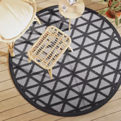 Ce tapis d’extérieur tendance est un excellent supplément décoratif à votre espace de vie extérieur ! Placez-le dans votre zo ...
