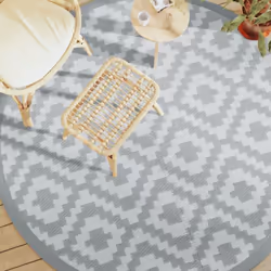 Ce tapis d’extérieur tendance est un excellent supplément décoratif à votre espace de vie extérieur ! Placez-le dans votre zo ...
