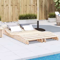 Ces chaises longues en bois sont idéales pour prendre un bain de soleil et vous détendre près de la piscine, sur la terrasse ...