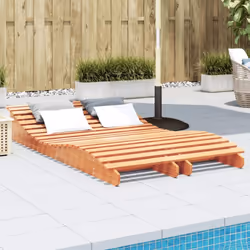 Ces chaises longues en bois sont idéales pour prendre un bain de soleil et vous détendre près de la piscine, sur la terrasse  ...