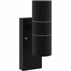 Cette applique murale extérieure allie un design élégant à une super fonctionnalité. C'est un excellent ajout pour tous les e ...