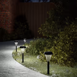 Ces lampes solaires d'allées non seulement éclairent les allées et les voies d'accès pour la sécurité, mais aussi projettent ...