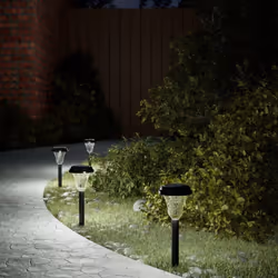 Ces lampes solaires d'allées non seulement éclairent les allées et les voies d'accès pour la sécurité, mais aussi projettent ...