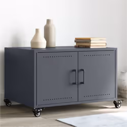 Cette table basse robuste est conçue pour être un point de mire de votre pièce avec un design tendance mais pratique. Matéria ...