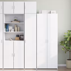 Cette armoire de rangement mince comprend deux armoires de tailles différentes, offrant un espace de rangement supplémentaire ...