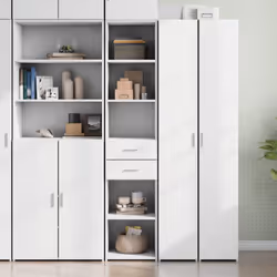 Ce buffet haut classique est conçu pour être un ajout décoratif et pratique à votre maison. Matériau durable : le bois d'ingé ...