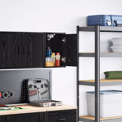 Cette armoire murale de garage est parfaite pour ranger outils et accessoires sans occuper de place au sol. Matériau stable e ...