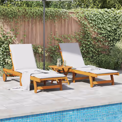 Ces chaises longues en bois classiques sont idéales pour prendre un bain de soleil et vous détendre près de la piscine, sur l ...